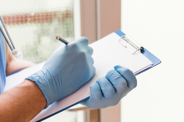 Foto primer plano enfermera tomando notas médicas