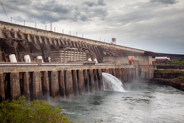 Un primer plano de una enorme represa hidroeléctrica de Itaipú