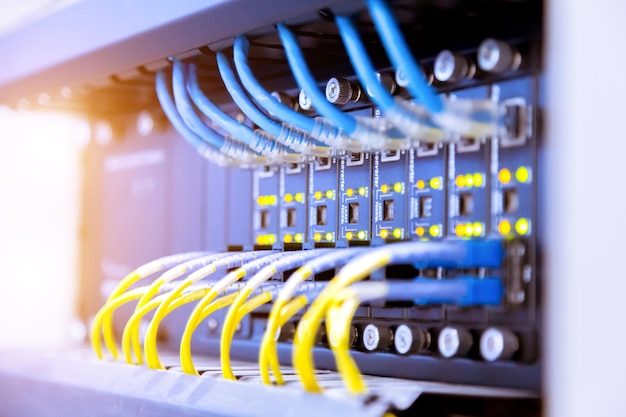 Primer plano del enrutador y los cables de la red informática