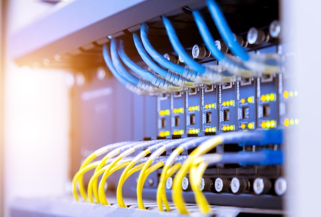 Primer plano del enrutador y los cables de la red informática