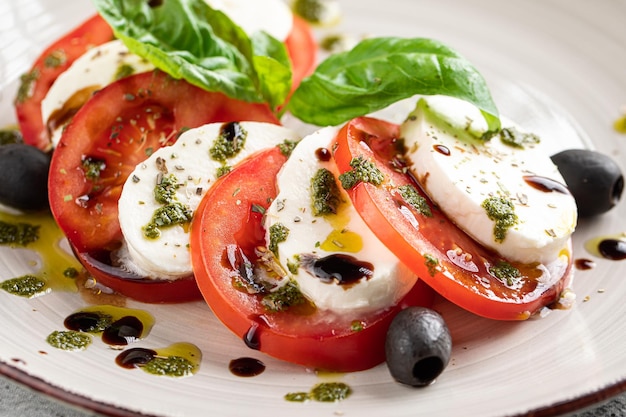 Primer plano de la ensalada de caprese con aceitunas