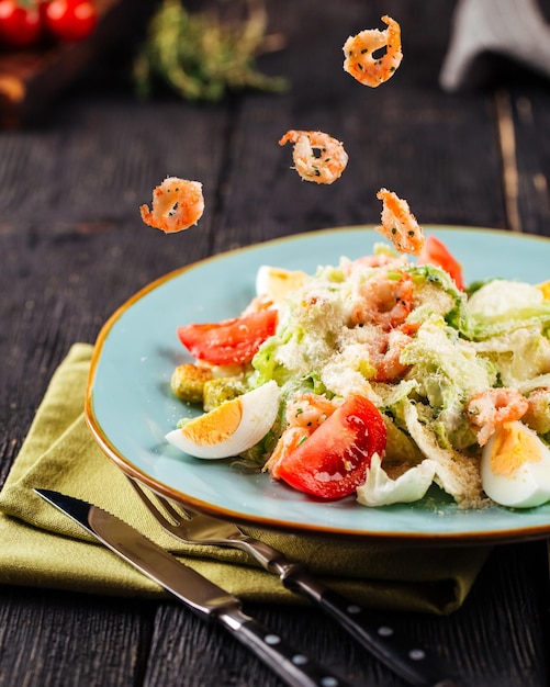 Primer plano de ensalada césar fresca con camarones