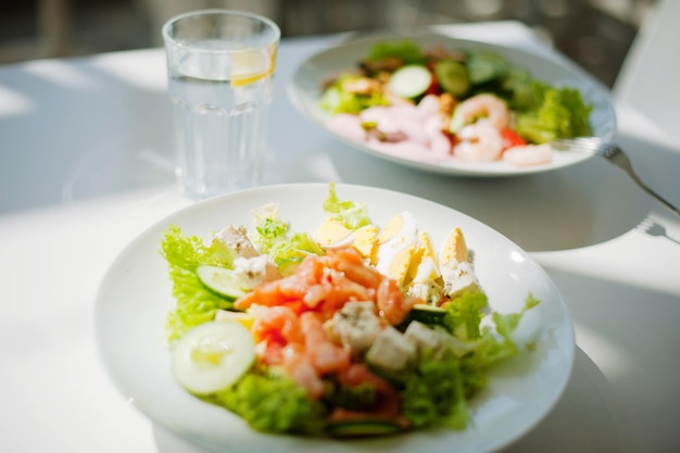 Primer plano de una ensalada en un cuenco en la mesa