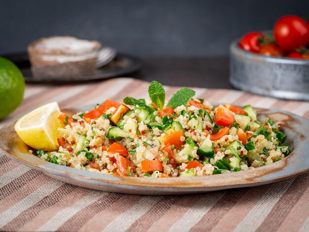 Primer plano de una ensalada en un cuenco en la mesa