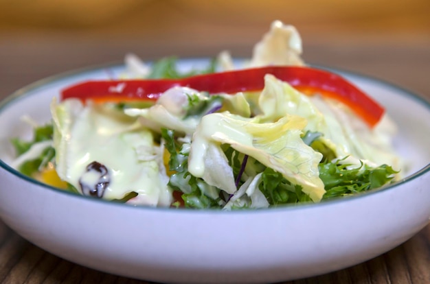 Foto primer plano de una ensalada en un cuenco