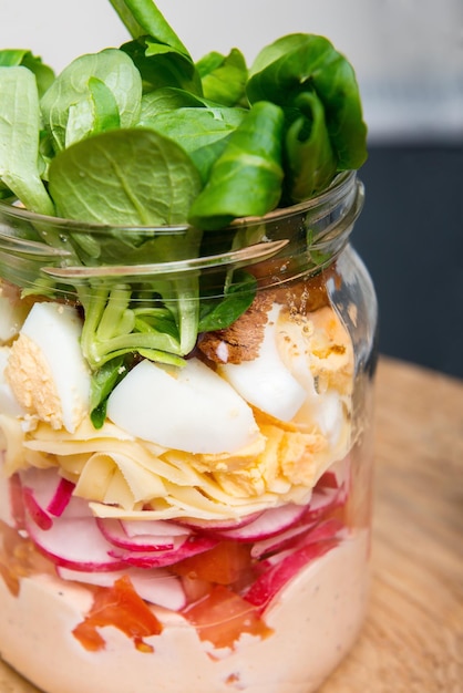 Foto primer plano de una ensalada en frasco