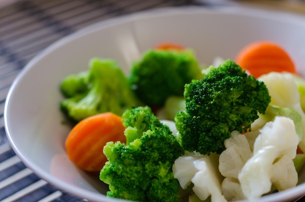 Primer plano de ensalada fresca en un cuenco servida en la mesa
