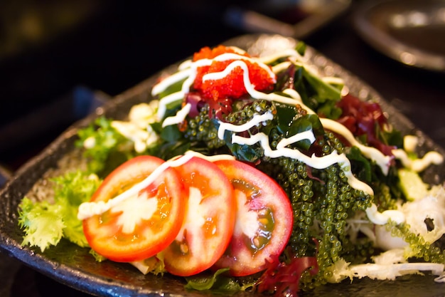 Primer plano de una ensalada fresca servida en un plato
