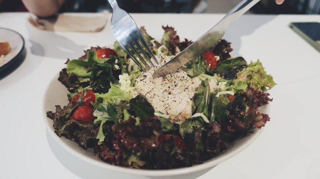 Foto primer plano de una ensalada de frutas en un cuenco