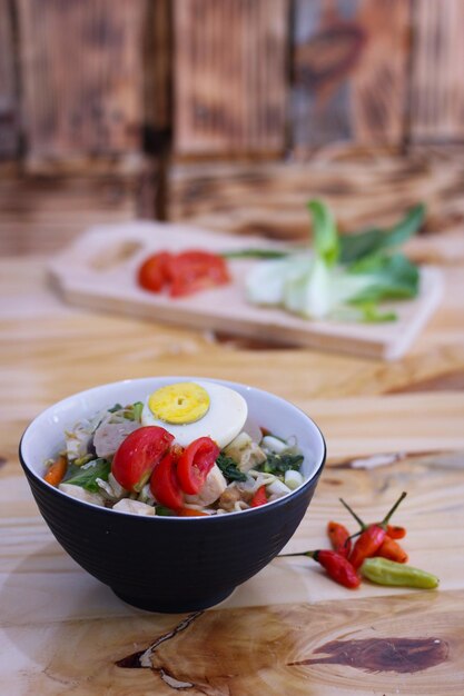 Foto un primer plano de una ensalada de frutas en un cuenco.