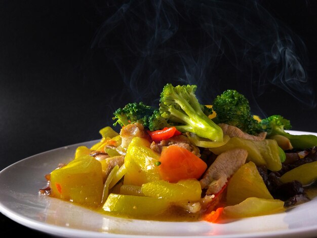 Foto primer plano de una ensalada de frutas frescas en un plato