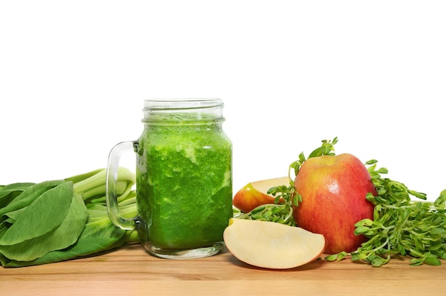 Foto primer plano de una ensalada de frutas en la mesa