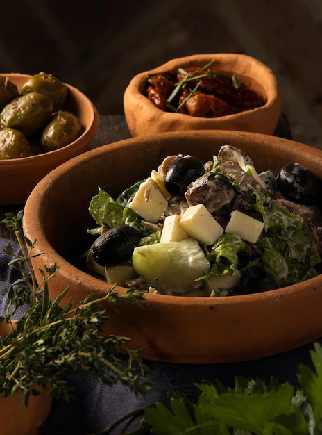 Primer plano de una ensalada georgiana gourmet en una mesa de restaurante