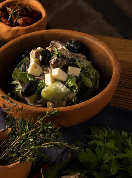 Primer plano de una ensalada georgiana gourmet en una mesa de restaurante