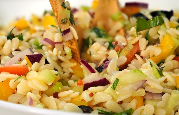 Primer plano de ensalada mediterránea con pasta orzo