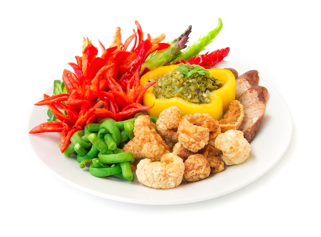 Primer plano de una ensalada en un plato contra un fondo blanco