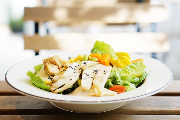 Primer plano de una ensalada en un plato sobre la mesa