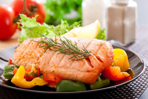 Foto primer plano de una ensalada en un plato sobre la mesa