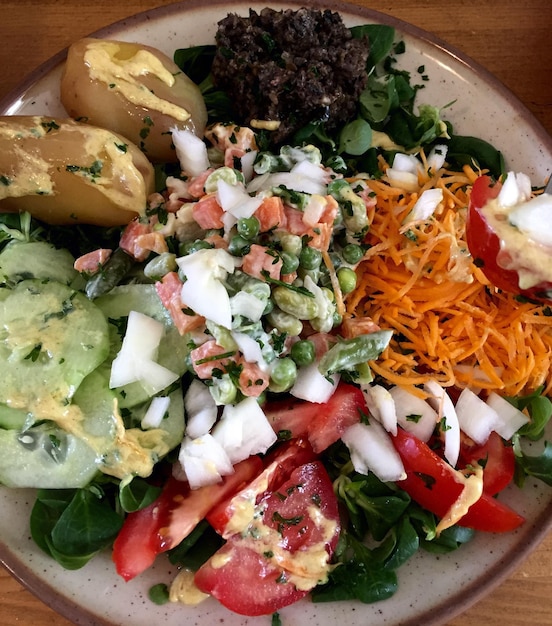 Foto primer plano de una ensalada en el plato