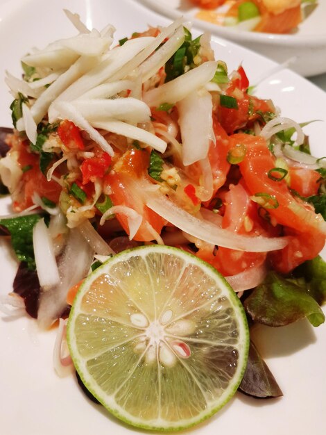 Foto primer plano de una ensalada en el plato