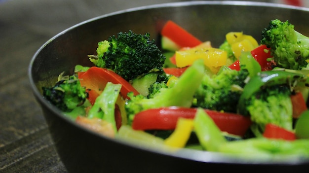 Foto primer plano de una ensalada en el plato