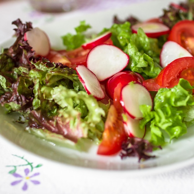 Primer plano de una ensalada en el plato