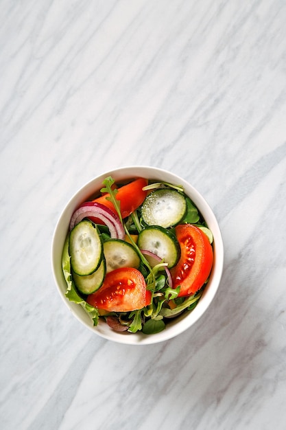 Primer plano de una ensalada en el plato