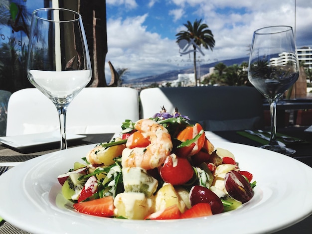 Primer plano de una ensalada en el plato