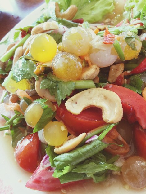 Foto primer plano de una ensalada en el plato