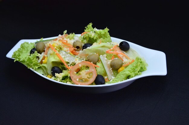 Primer plano de una ensalada servida en la mesa