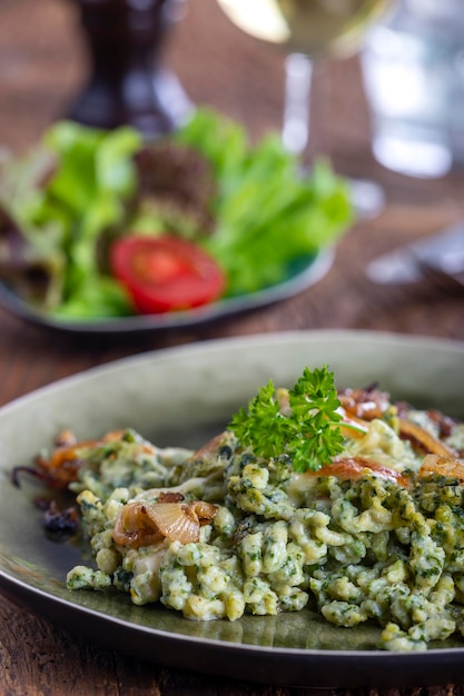 Foto primer plano de una ensalada servida en la mesa