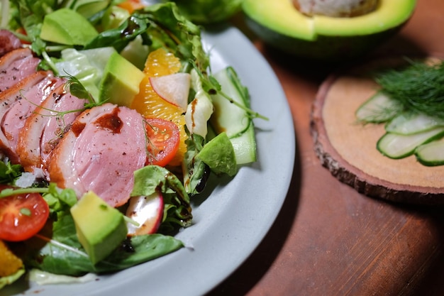 Foto primer plano de una ensalada servida en un plato