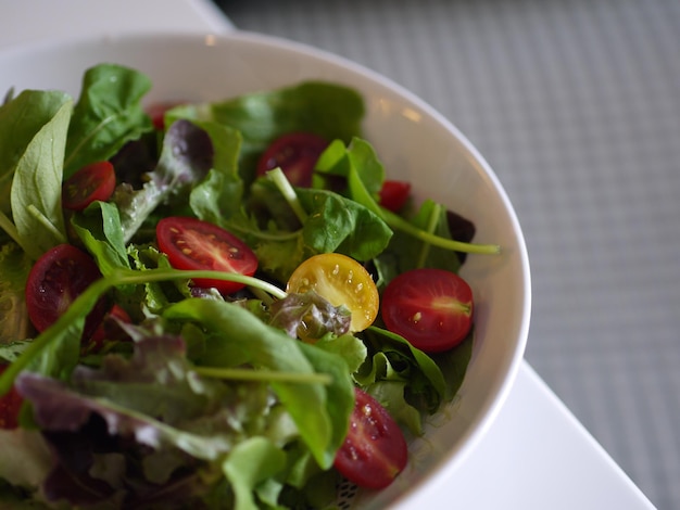 Primer plano de una ensalada servida en un plato