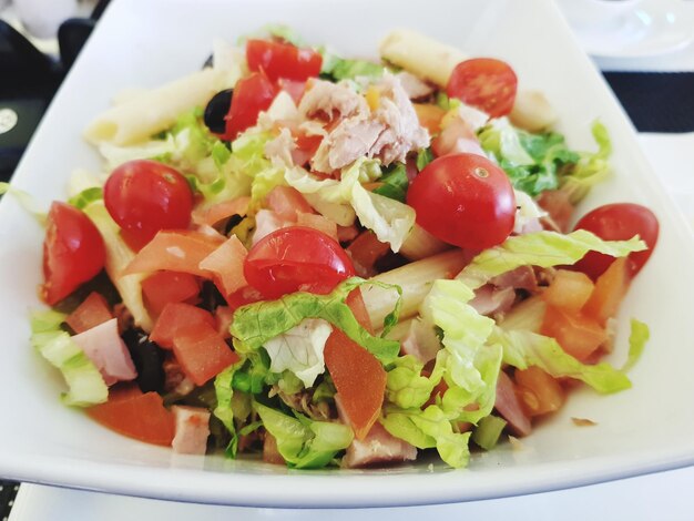 Foto primer plano de una ensalada servida en un tazón