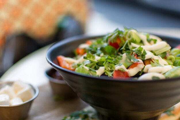 Primer plano de la ensalada en el tazón