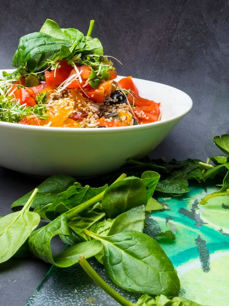 Primer plano de ensalada verde con espinacas y semillas de verduras