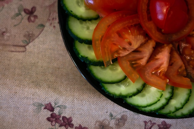 primer plano de ensaladas de frutas y tortitas