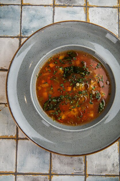 Foto primer plano de una ensaladera de verduras frescas varias ensaladas con verduras y verduras