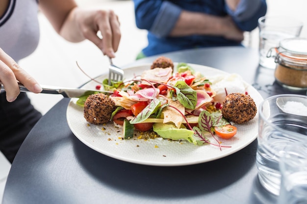 Primer plano de la entrega de los alimentos en el plato