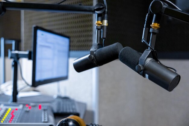 Foto primer plano del equipo de grabación en el estudio de grabación