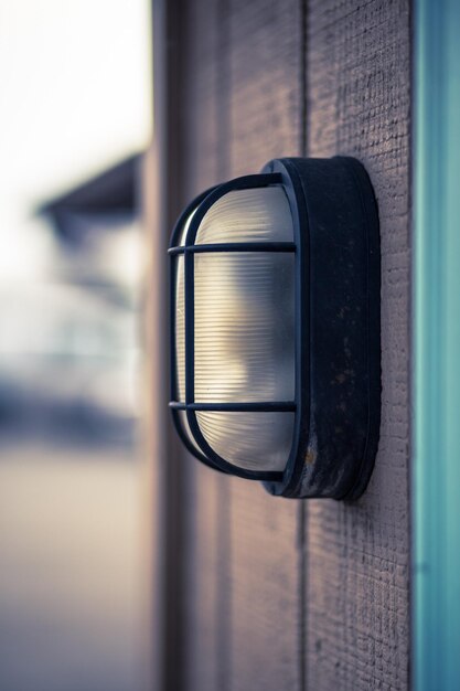 Primer plano del equipo de iluminación en la pared