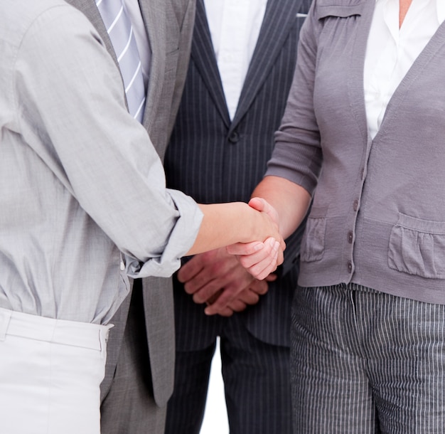 Foto primer plano de un equipo de negocios positivo cerrando un trato