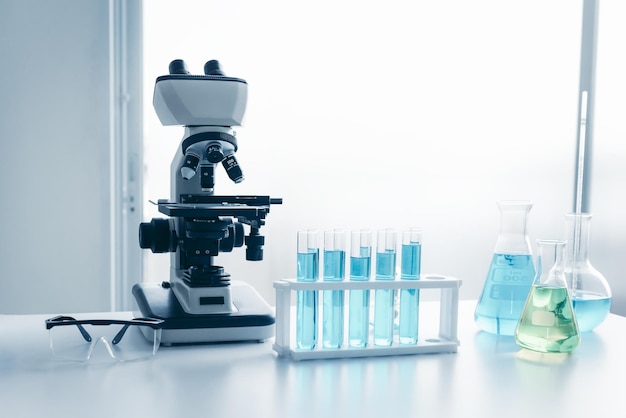 Primer plano del equipo sobre la mesa en el laboratorio
