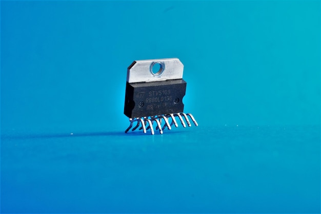 Primer plano de equipos eléctricos contra un fondo azul