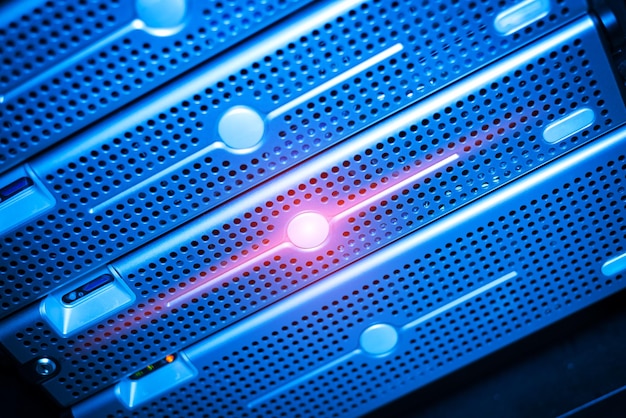 Primer plano de los equipos eléctricos iluminados