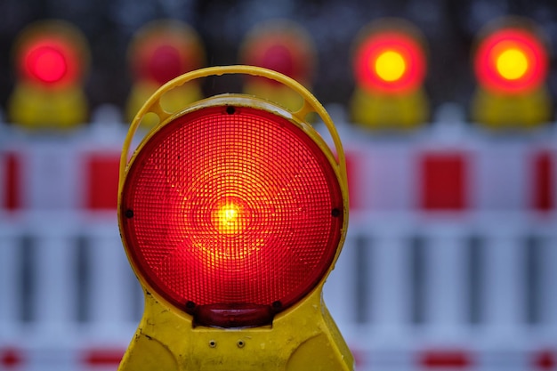 Foto primer plano de los equipos de iluminación iluminados en la carretera por la noche