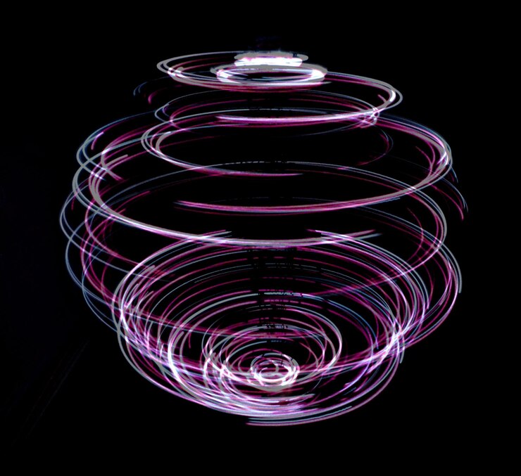 Foto primer plano de los equipos de iluminación iluminados contra un fondo negro