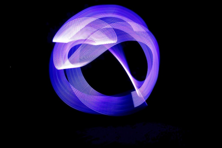 Foto primer plano de los equipos de iluminación iluminados contra un fondo negro