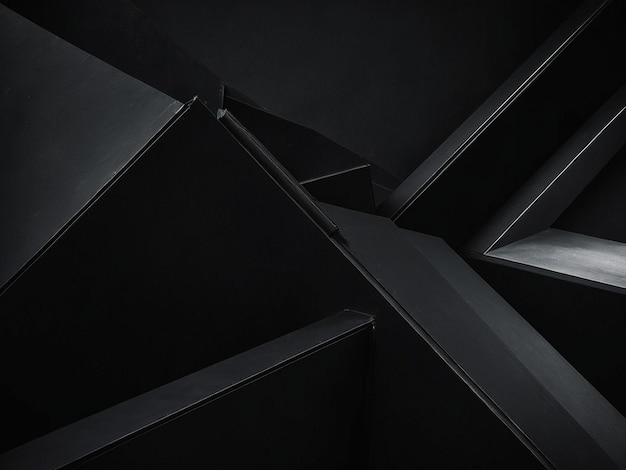 un primer plano de una escalera negra con un fondo negro