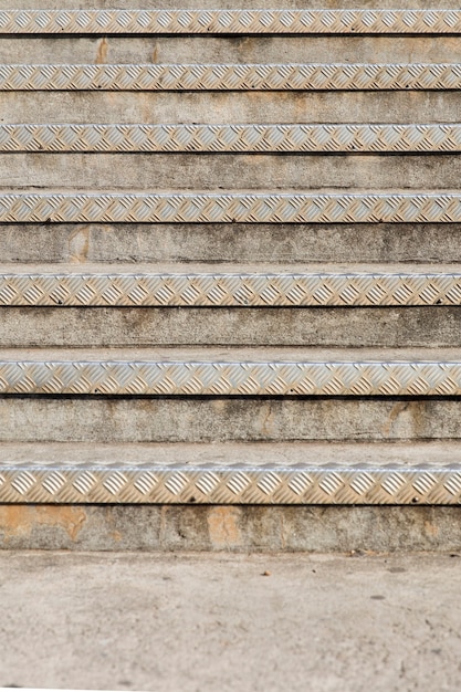 Primer plano de escaleras con fondo de borde de metal con textura